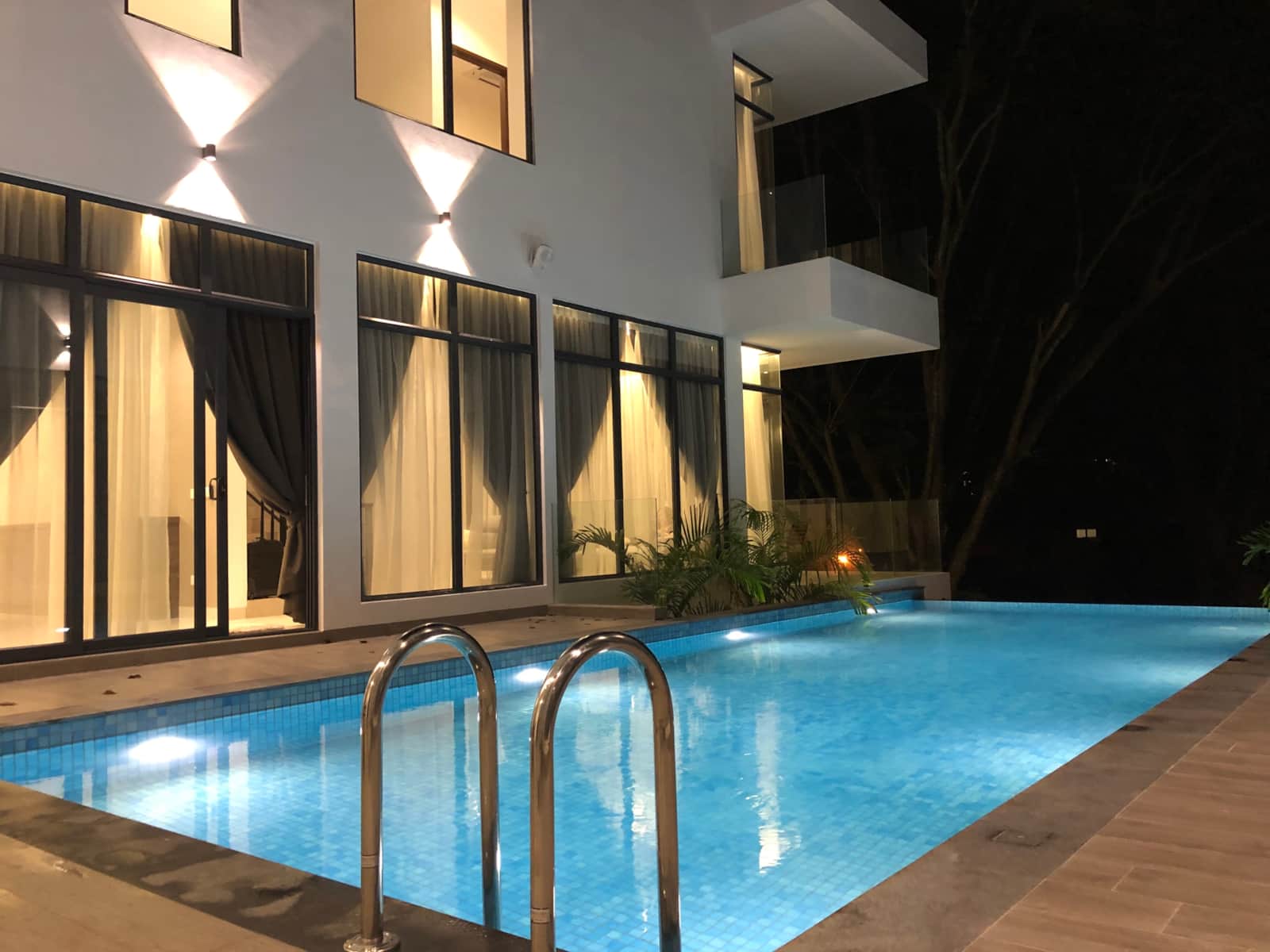 Shared saltwater pool between the two wings